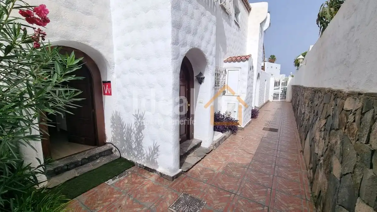 Vista exterior de Casa adosada en venda en Adeje amb Jardí privat, Terrassa i Piscina comunitària