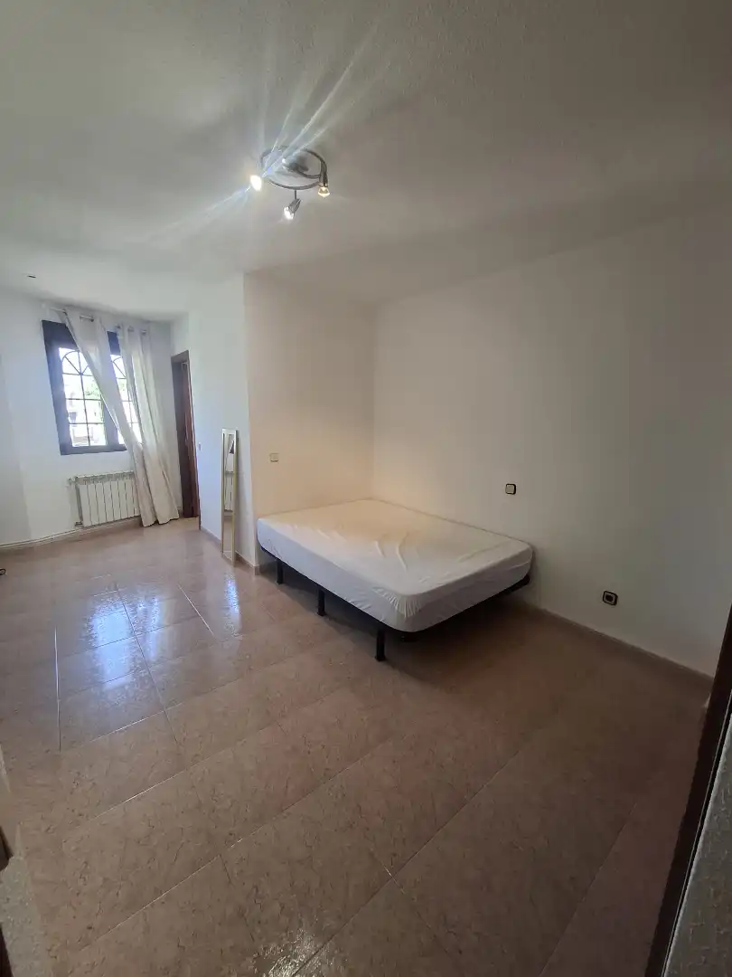 Dormitori de Casa adosada en venda en Villaviciosa de Odón amb Aire condicionat, Calefacció i Jardí privat
