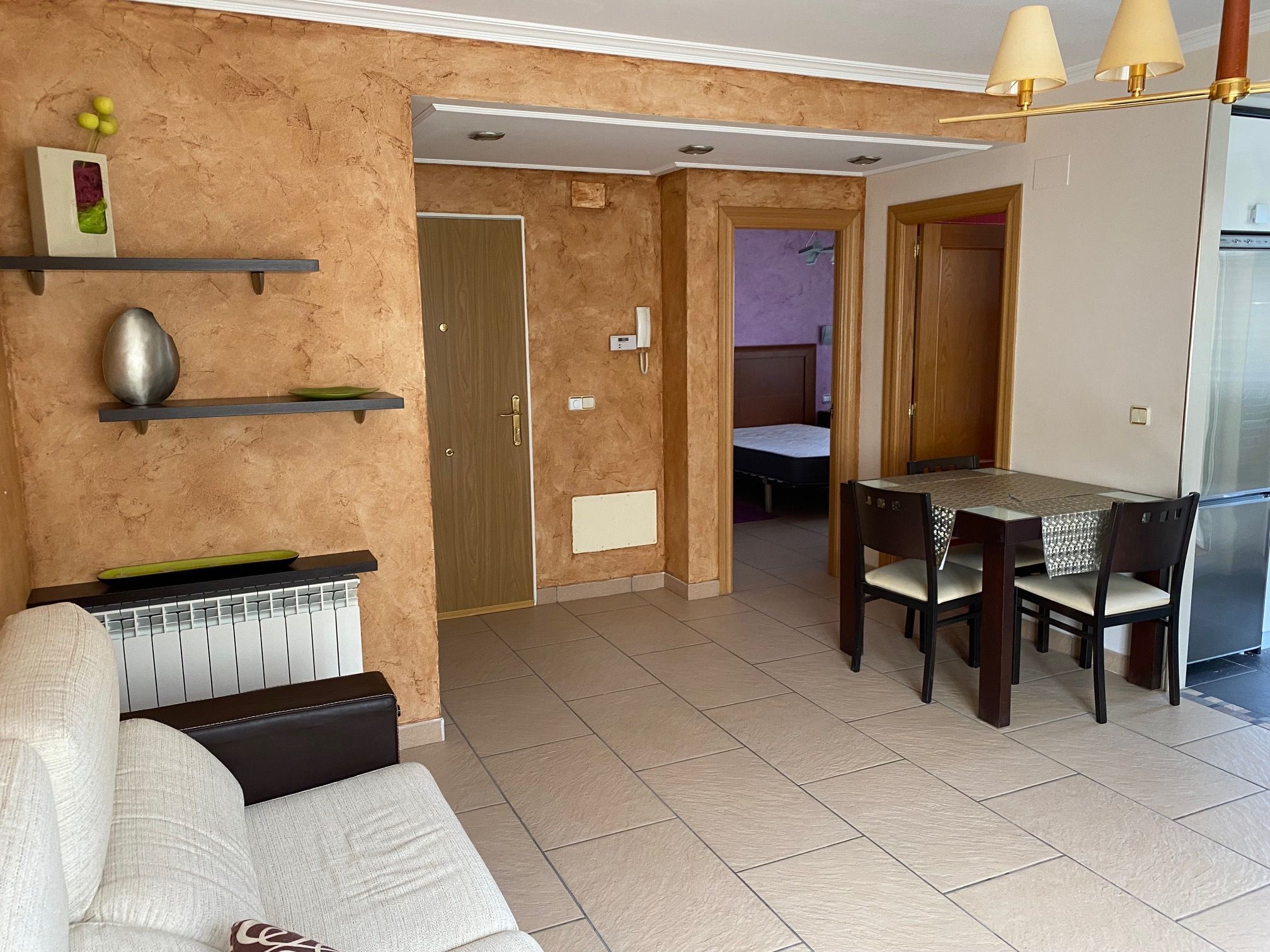 Schlafzimmer von Wohnungen zum verkauf in Tirgo mit Heizung, Waschmaschine und Balkon