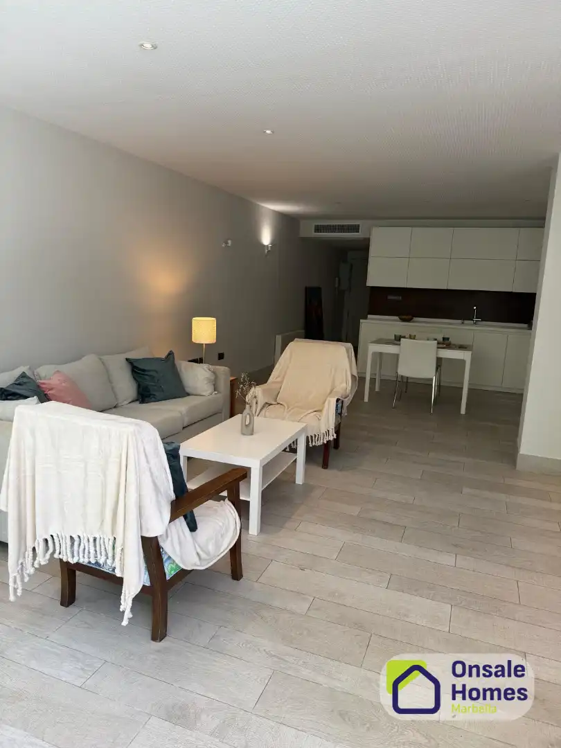 Wohnzimmer von Wohnungen zur Miete in Marbella mit Klimaanlage, Privatgarten und Gemeinschaftspool