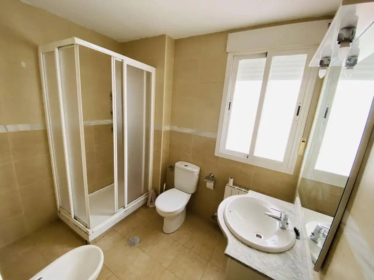 Badezimmer von Erdgeschoss zum Verkauf in Cájar mit Klimaanlage, Heizung und Terrasse