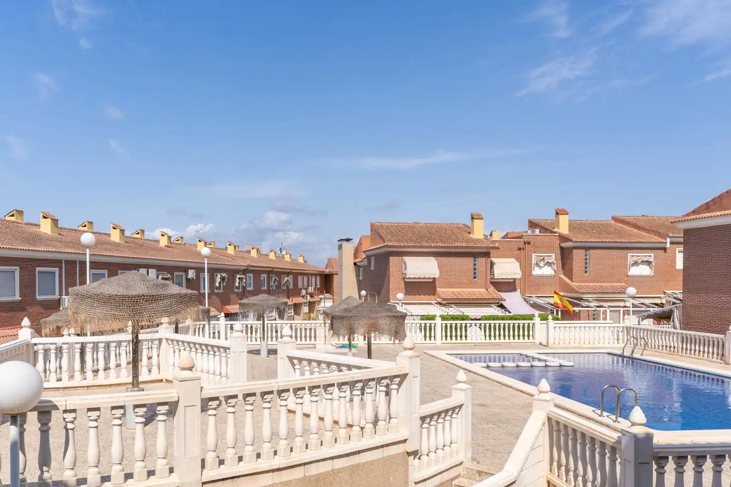 Außenansicht von Einfamilien-Reihenhaus zum Verkauf in Santa Pola mit Klimaanlage, Privatgarten und Terrasse