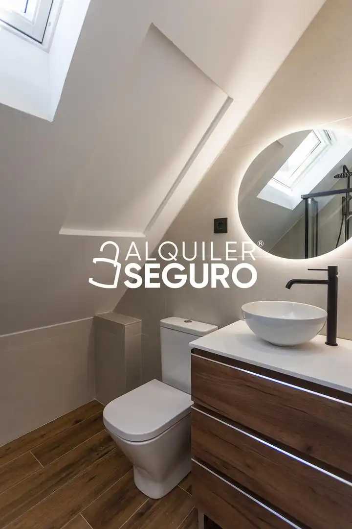 Baño de Ático de alquiler en Madrid con Aire acondicionado, Calefacción y Trastero