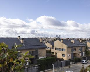 Vista exterior de Àtic en venda en La Moraleja amb Aire condicionat, Calefacció i Traster