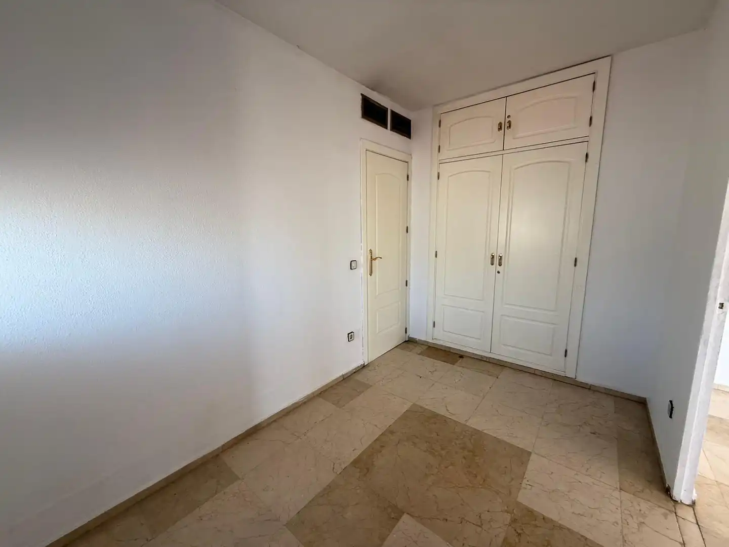 Schlafzimmer von Dachboden zur Miete in Sevilla mit Klimaanlage und Terrasse