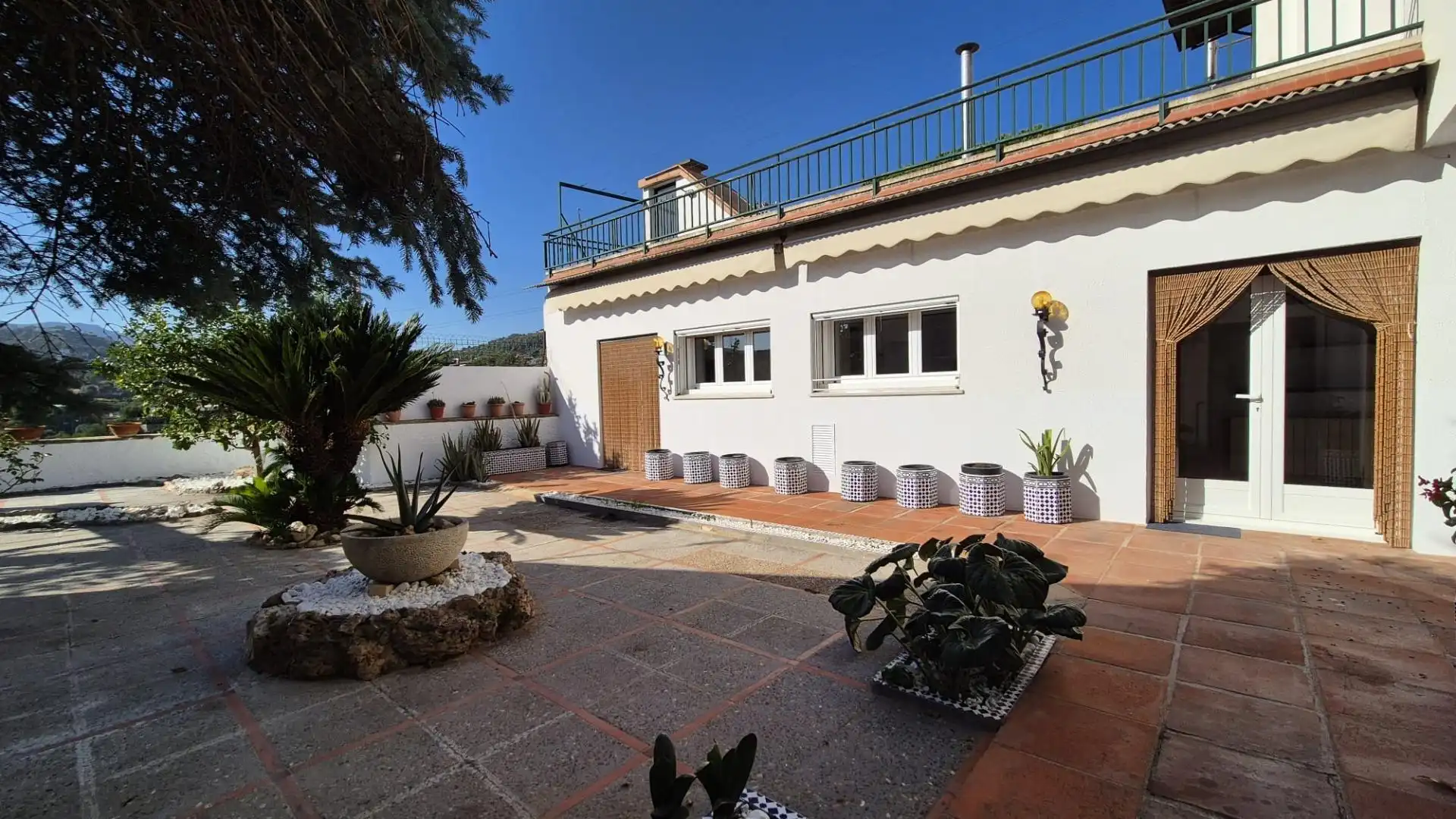 Vista exterior de Casa o xalet de lloguer en Castellar del Vallès amb Calefacció, Jardí privat i Alarma