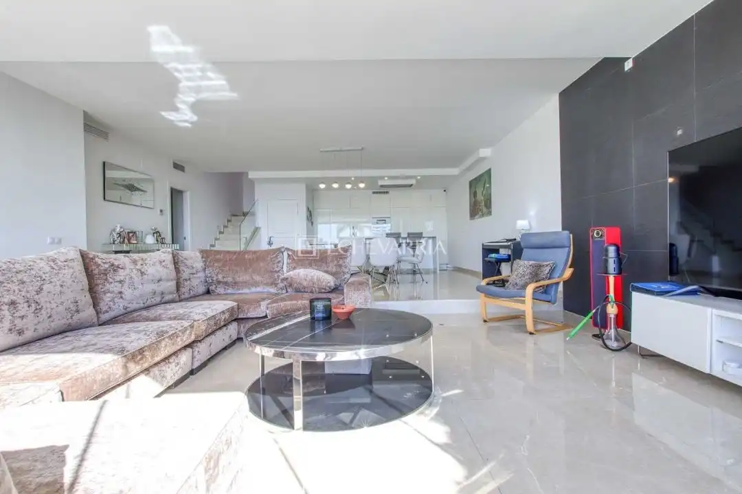 Sala d'estar de Casa adosada en venda en Marbella amb Aire condicionat, Calefacció i Jardí privat
