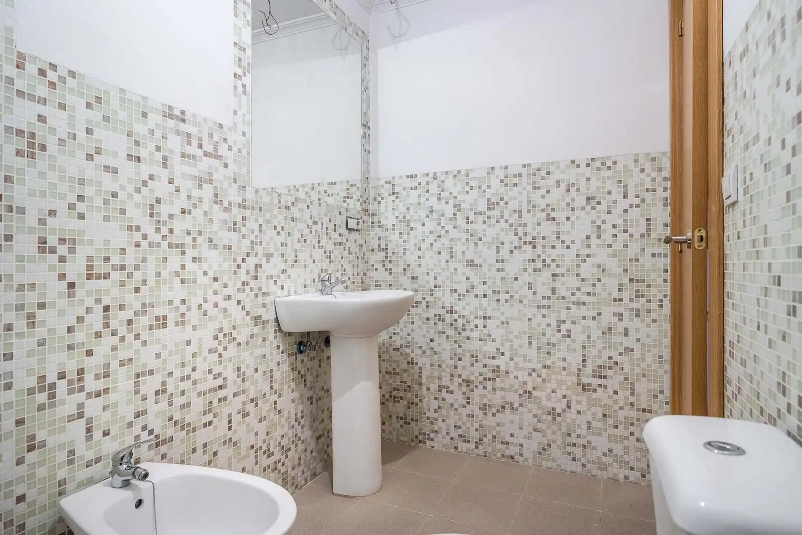 Bathroom of Houses for sale in Sevilla  with Air Conditioner, Terrace and Storage room