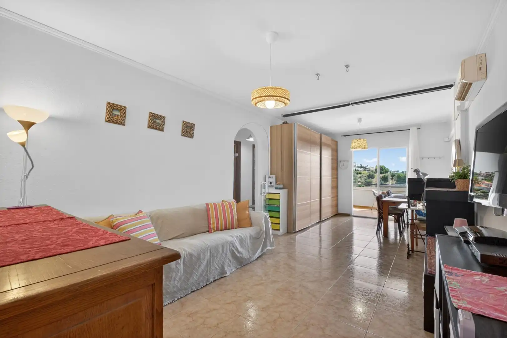 Wohnzimmer von Wohnung zum Verkauf in Benalmádena mit Klimaanlage, Privatgarten und Abstellraum