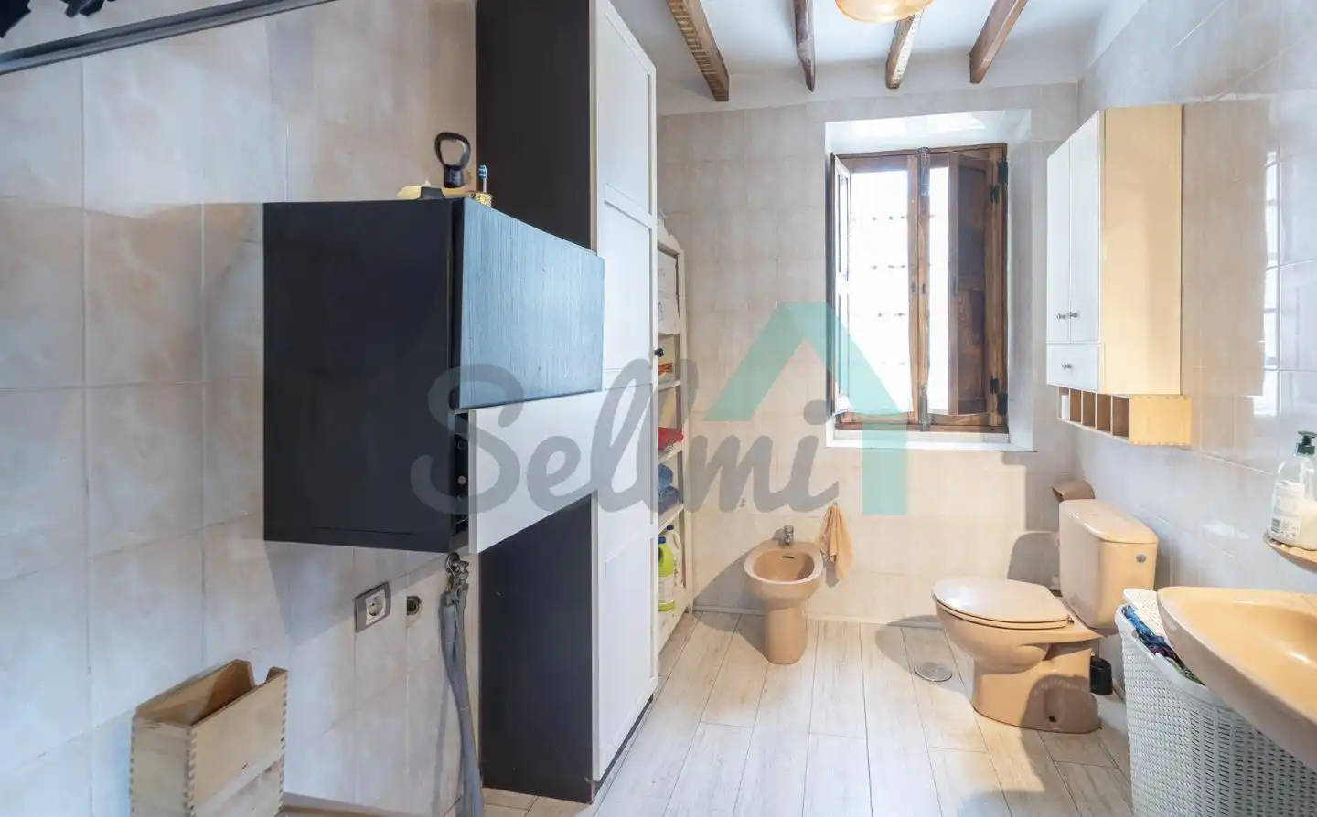 Badezimmer von Einfamilien-Reihenhaus zum Verkauf in Carreño mit Heizung, Privatgarten und Parkett
