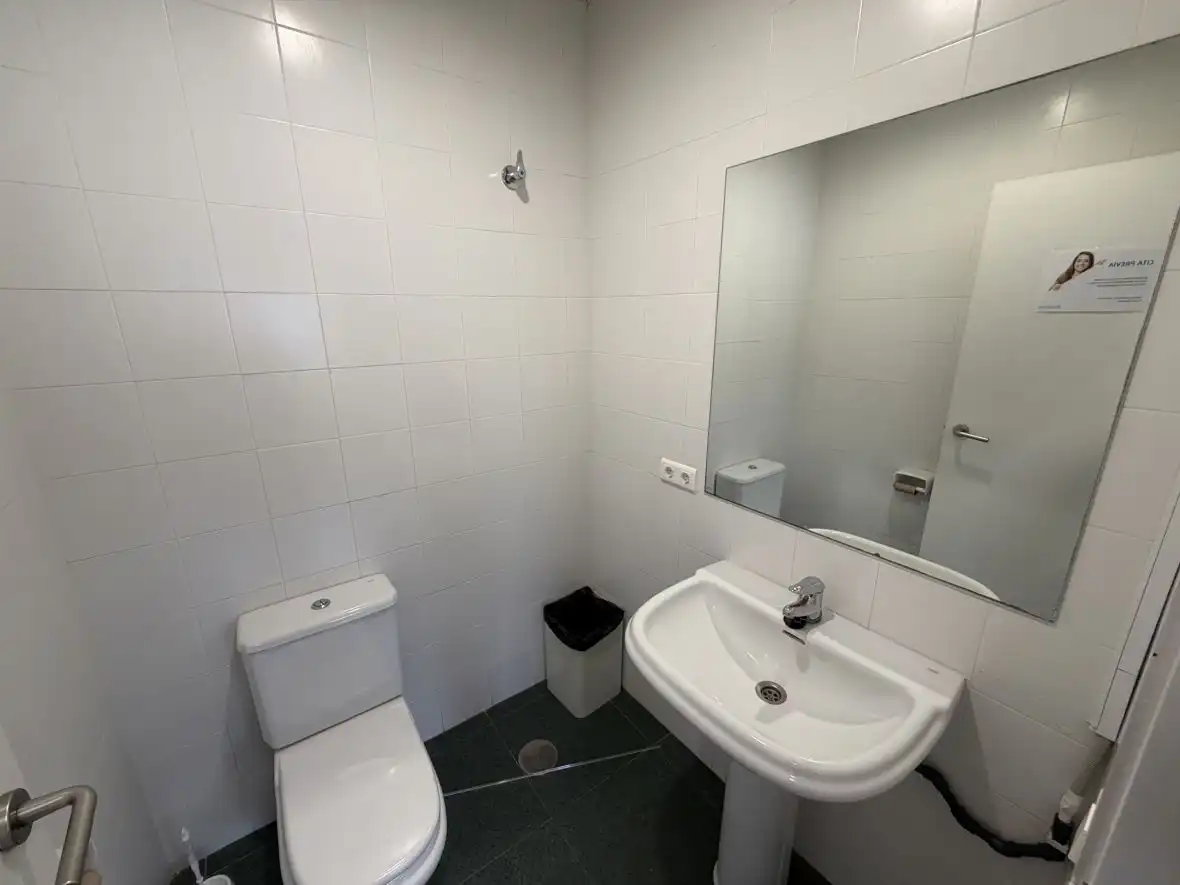 Baño de Local de alquiler en Santa Pola con Aire acondicionado