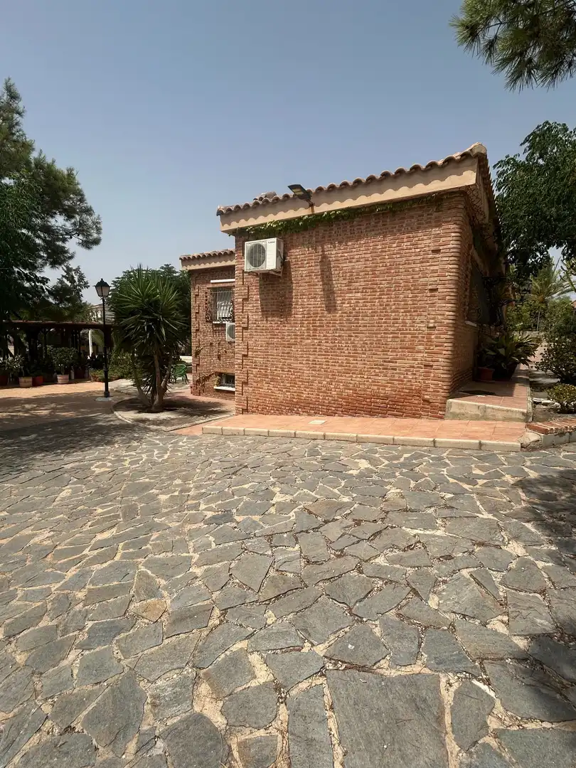 Vista exterior de Casa o xalet en venda en San Vicente del Raspeig / Sant Vicent del Raspeig amb Aire condicionat, Calefacció i Jardí privat