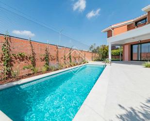 Piscina de Casa adosada en venda en La Moraleja amb Aire condicionat, Calefacció i Terrassa