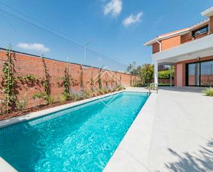 Piscina de Casa adosada en venda en La Moraleja amb Aire condicionat i Terrassa