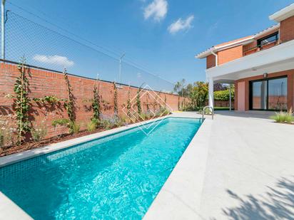 Swimming pool of Single-family semi-detached for sale in La Moraleja  with Air Conditioner, Heating and Terrace