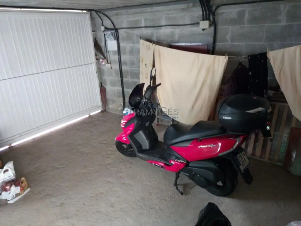 Parking de Casa adosada en venta en Vigo  con Calefacción, Jardín privado y Parquet