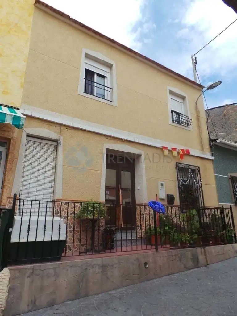 Casa aparellada en venda a La Concepción