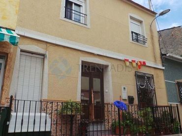 Casa aparellada en venda a La Concepción