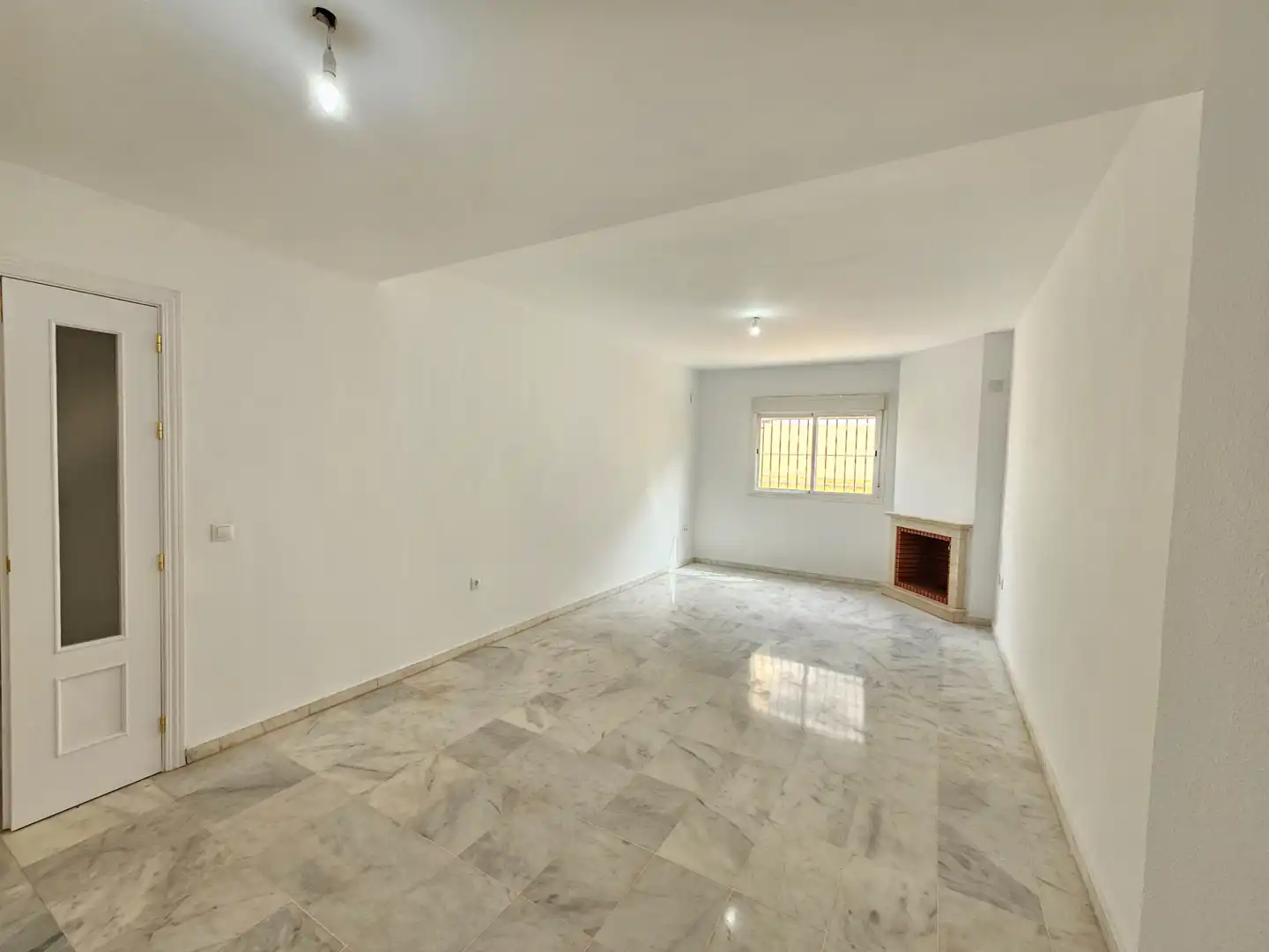 Casa adosada en venda en Espartinas amb Balcó