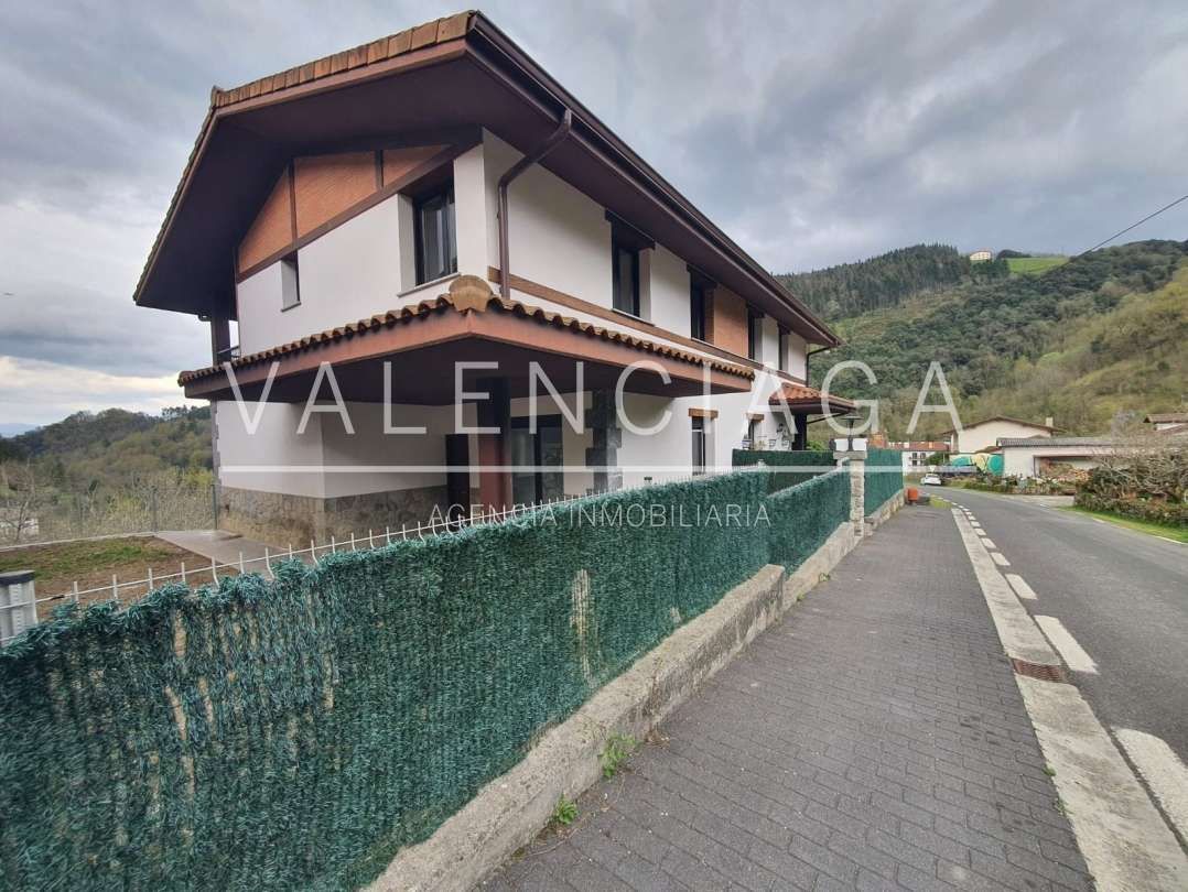 Vista exterior de Casa o xalet en venda en Ataun amb Calefacció, Jardí privat i Balcó