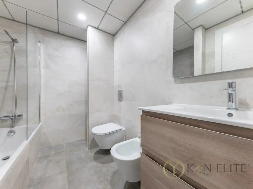 Baño de Ático de alquiler en Benidorm con Aire acondicionado, Jardín privado y Piscina