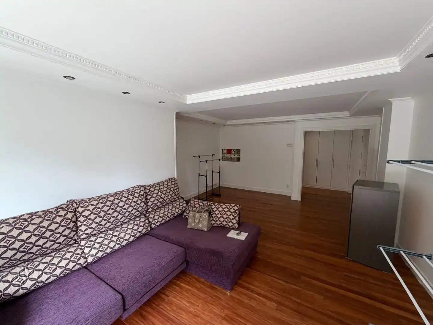 Wohnzimmer von Erdgeschoss zur Miete in Castro-Urdiales mit Privatgarten, Parkett und Schwimmbad