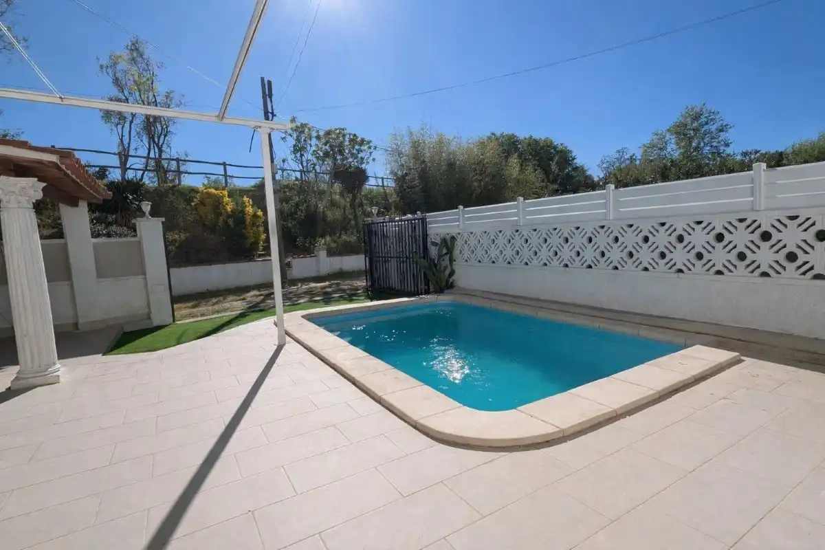 Schwimmbecken von Einfamilien-Reihenhaus zum Verkauf in Empuriabrava mit Klimaanlage, Heizung und Privatgarten
