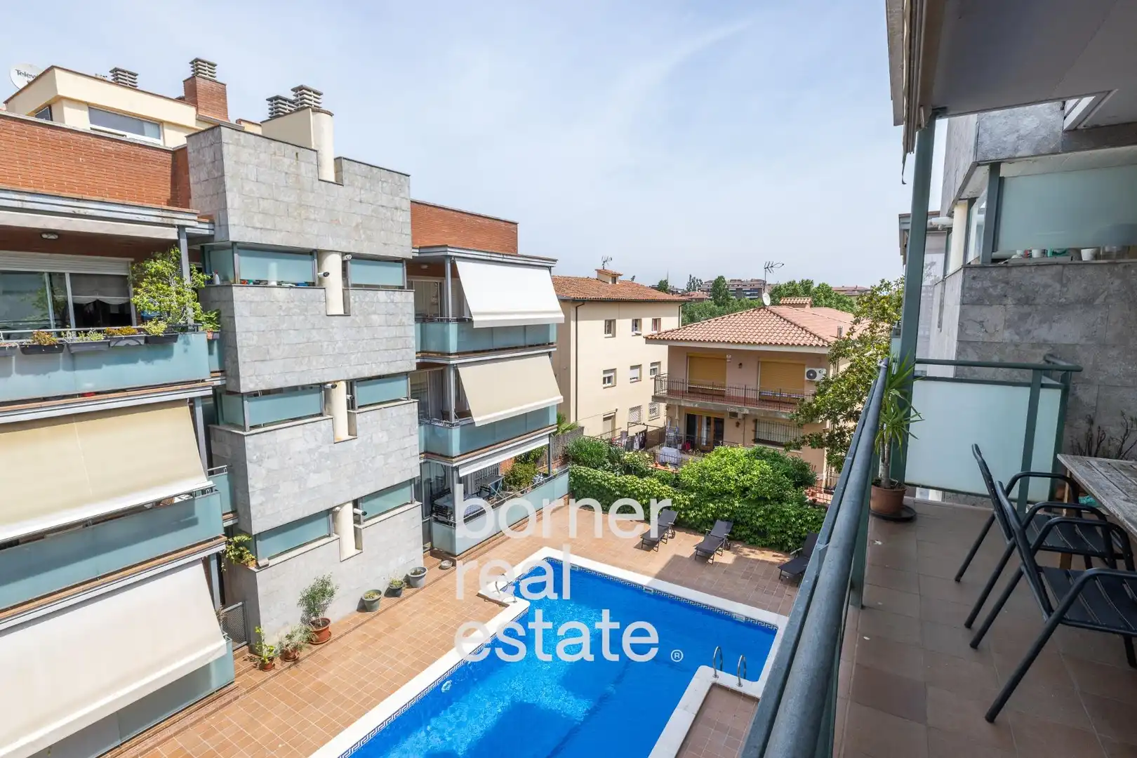 Vista exterior de Àtic en venda en Sant Cugat del Vallès amb Aire condicionat, Calefacció i Terrassa