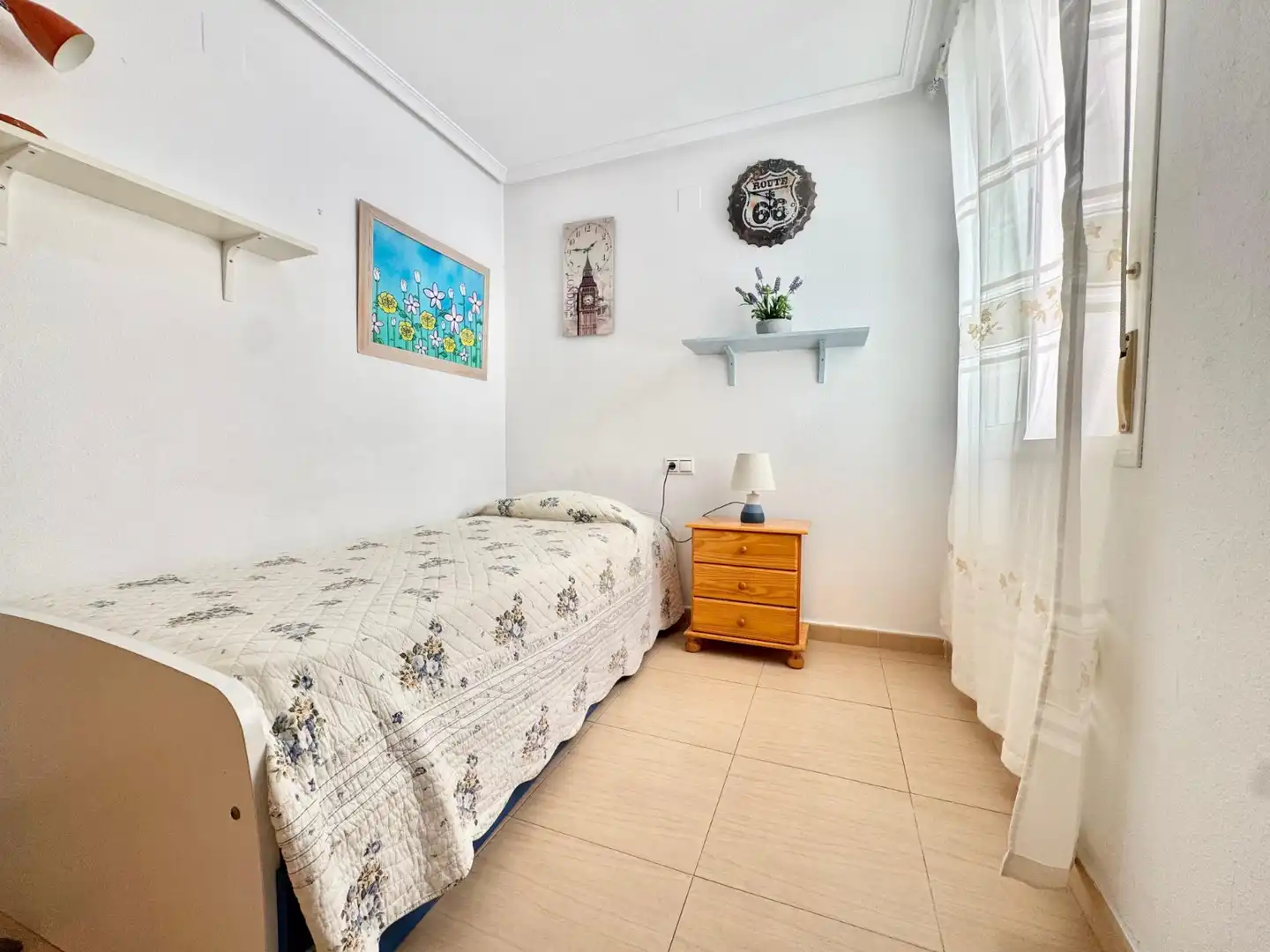 Habitación de Apartamento de alquiler en Torrevieja con Aire acondicionado, Calefacción y Amueblado