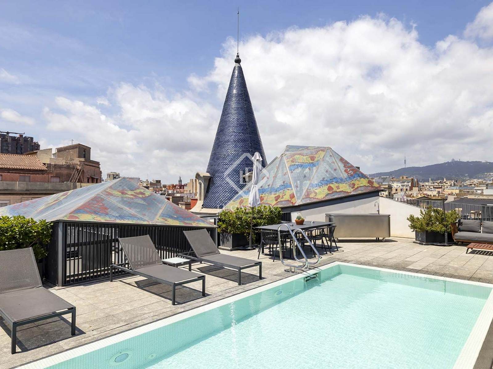 Swimming pool of Attic for sale in  Barcelona Capital  with Air Conditioner, Heating and Terrace