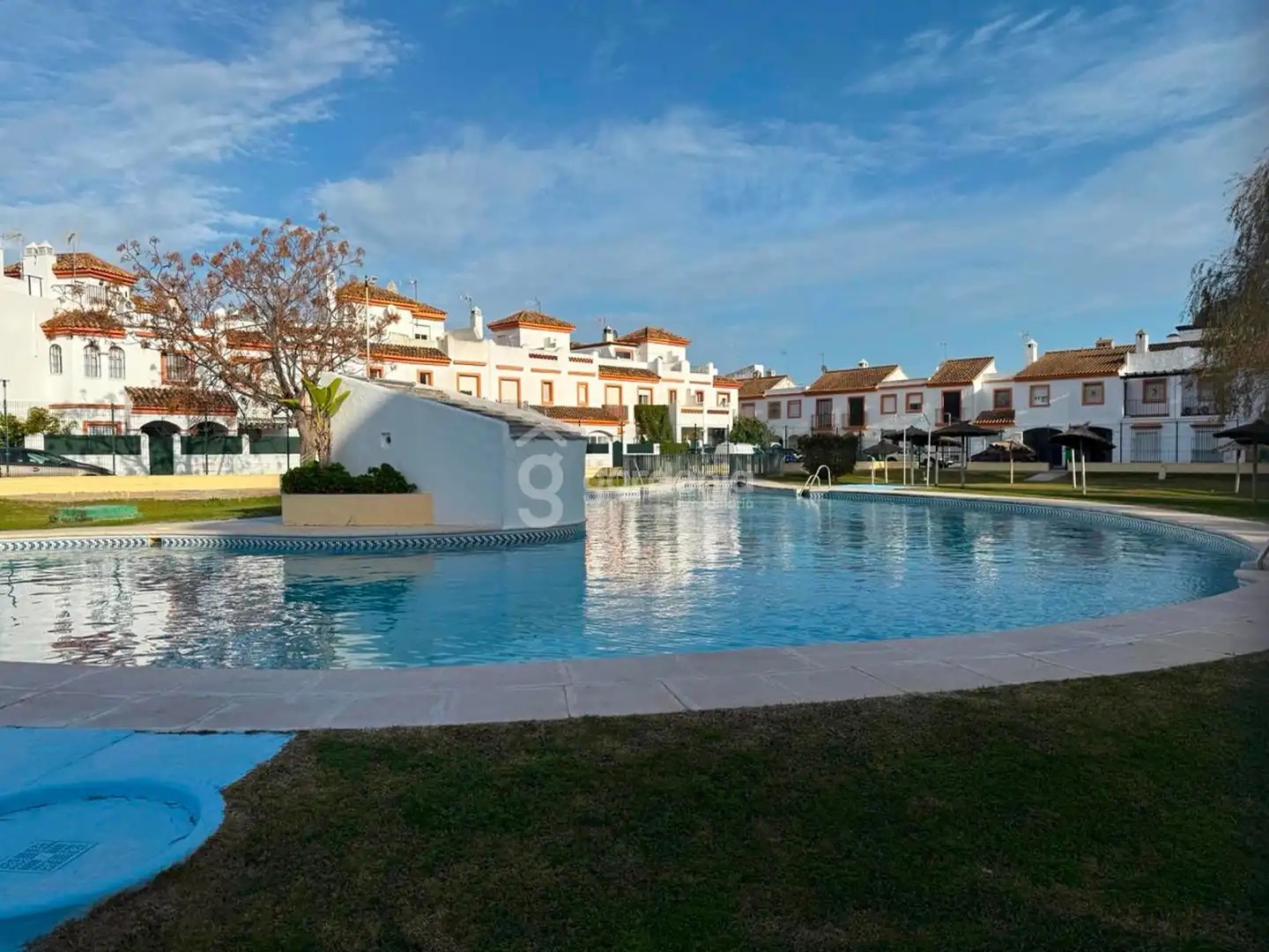 Vista exterior de Piso en venta en Chiclana de la Frontera con Jardín privado, Piscina y Piscina comunitaria
