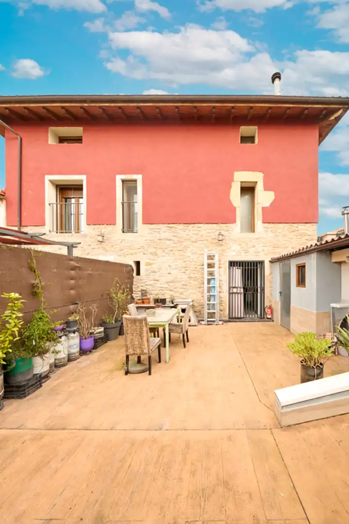 Terrasse von Einfamilien-Reihenhaus zum Verkauf in Vitoria - Gasteiz mit Privatgarten, Terrasse und Abstellraum