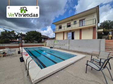 Casa amb balcó en venda a Vallirana