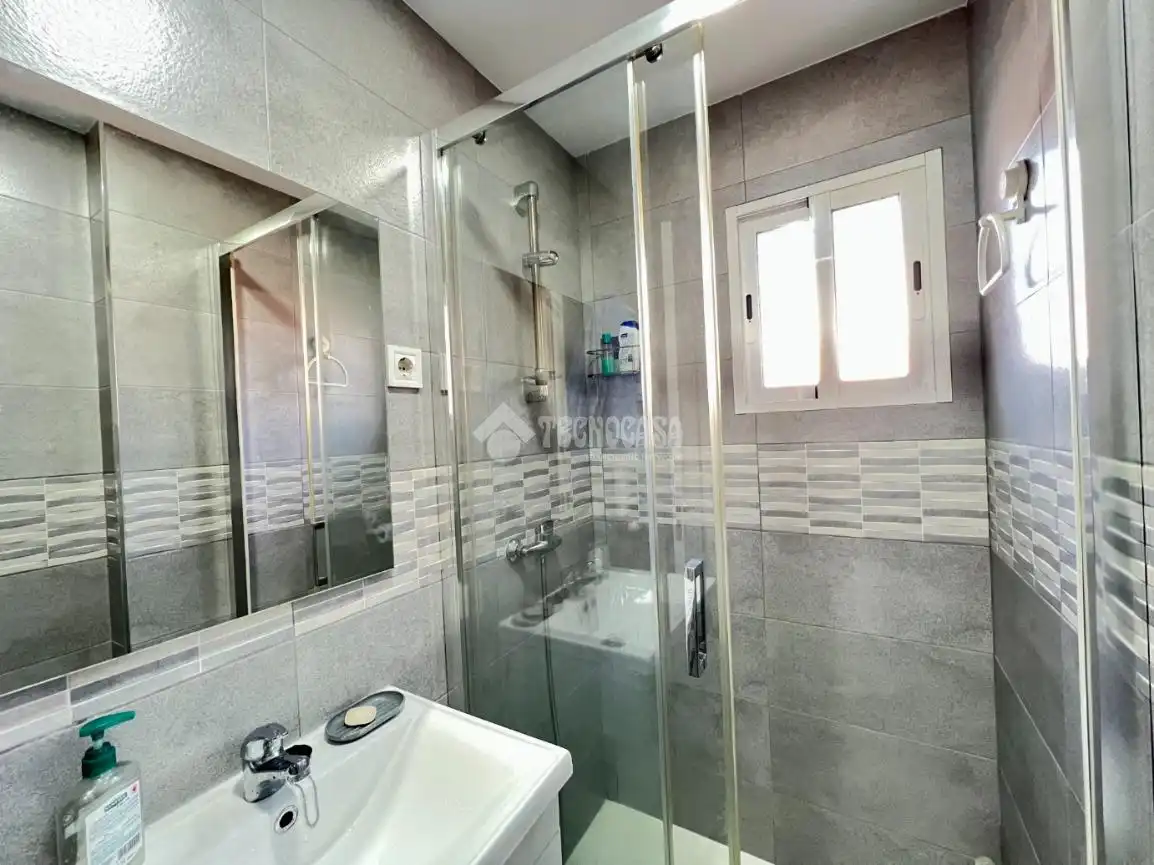 Bathroom of Flat for sale in Madrid  with Air Conditioner and Heating