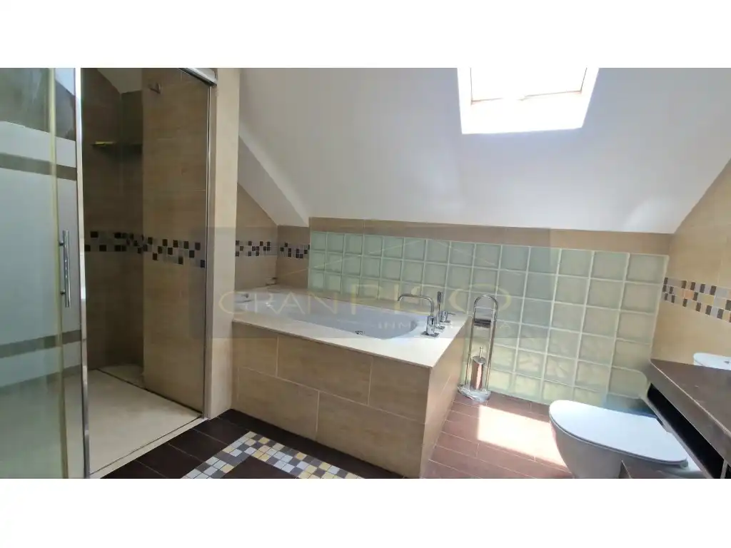 Baño de Dúplex en venta en Estepona con Terraza y Piscina comunitaria
