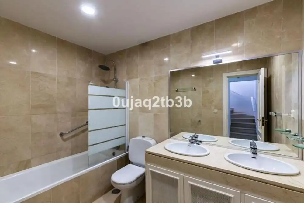 Baño de Casa adosada en venta en Marbella con Aire acondicionado, Jardín privado y Terraza