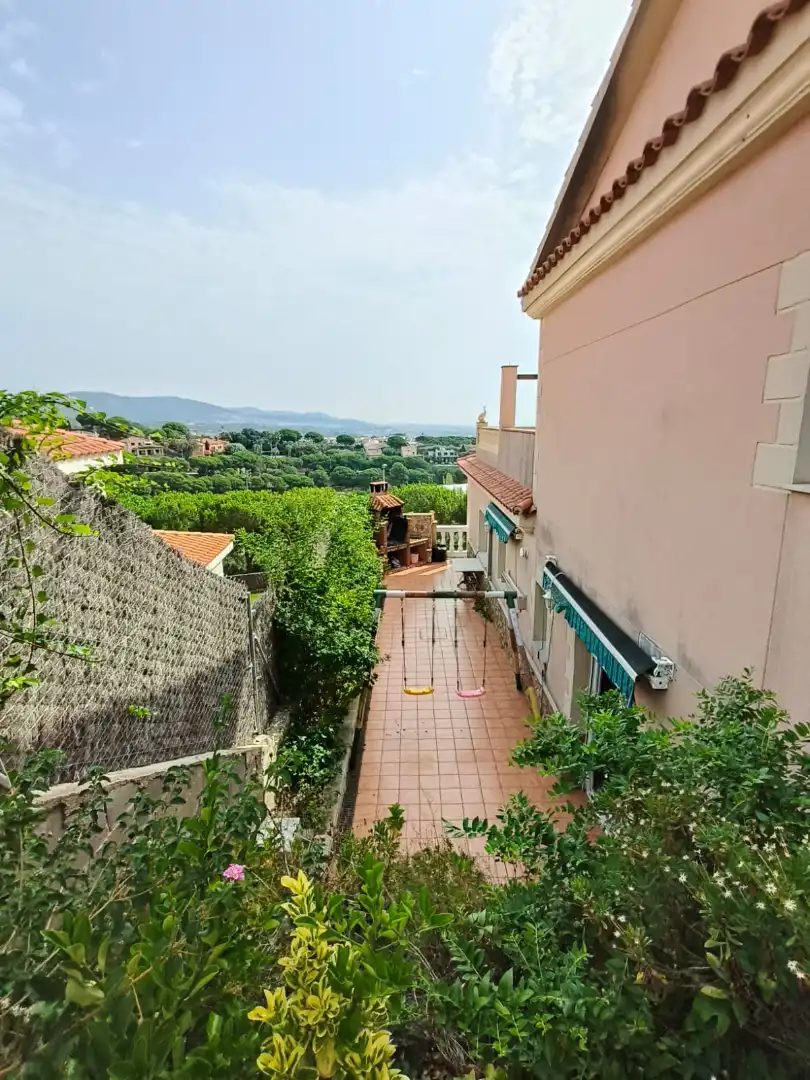 Vista exterior de Casa o xalet en venda en Calella amb Calefacció, Jardí privat i Terrassa