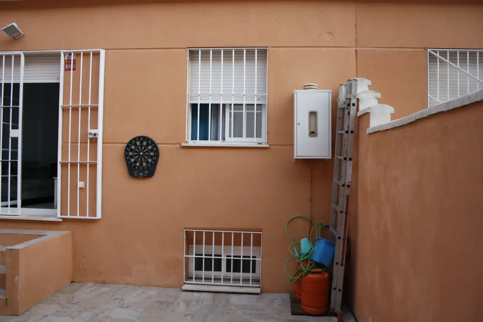Außenansicht von Einfamilien-Reihenhaus zum Verkauf in Montequinto mit Klimaanlage, Heizung und Terrasse