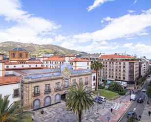 Vista exterior de Pis en venda en Oviedo  amb Piscina