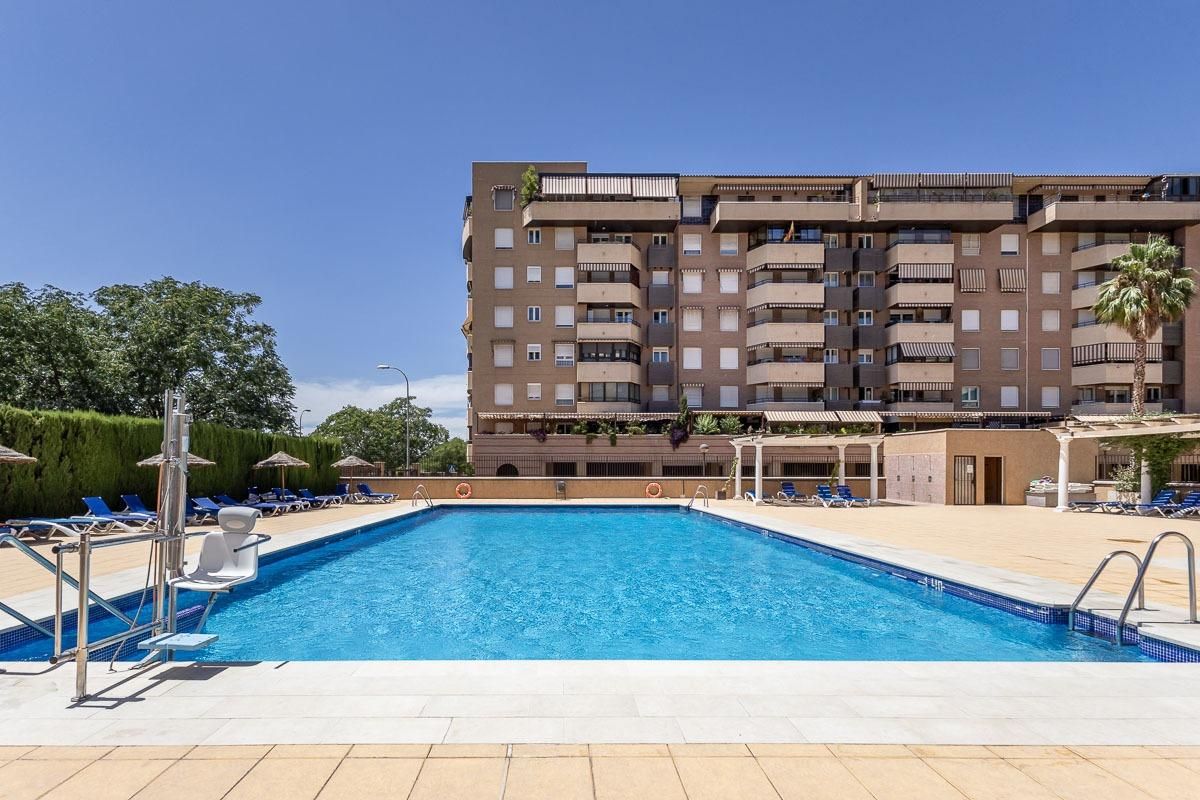 Swimming pool of Flat for sale in  Granada Capital  with Air Conditioner, Heating and Private garden