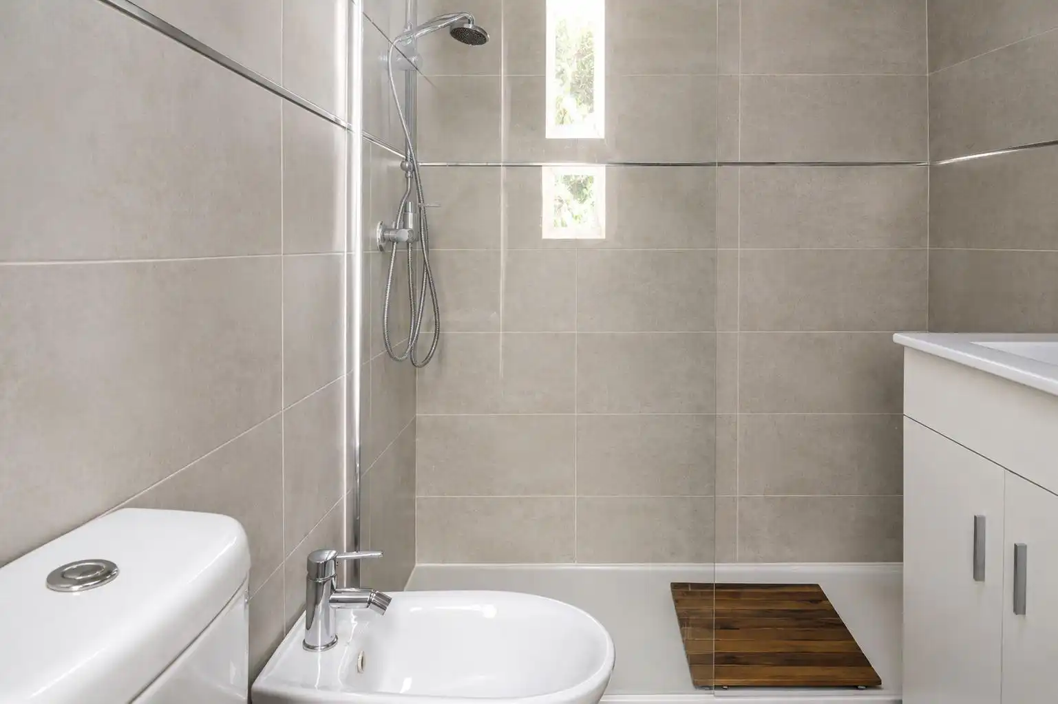Bany de Pis en venda en Tomares amb Aire condicionat, Parquet i Terrassa