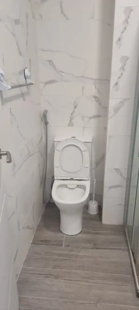 Bany de Local en venda en Barcelona amb Parquet, Moblat i Alarma