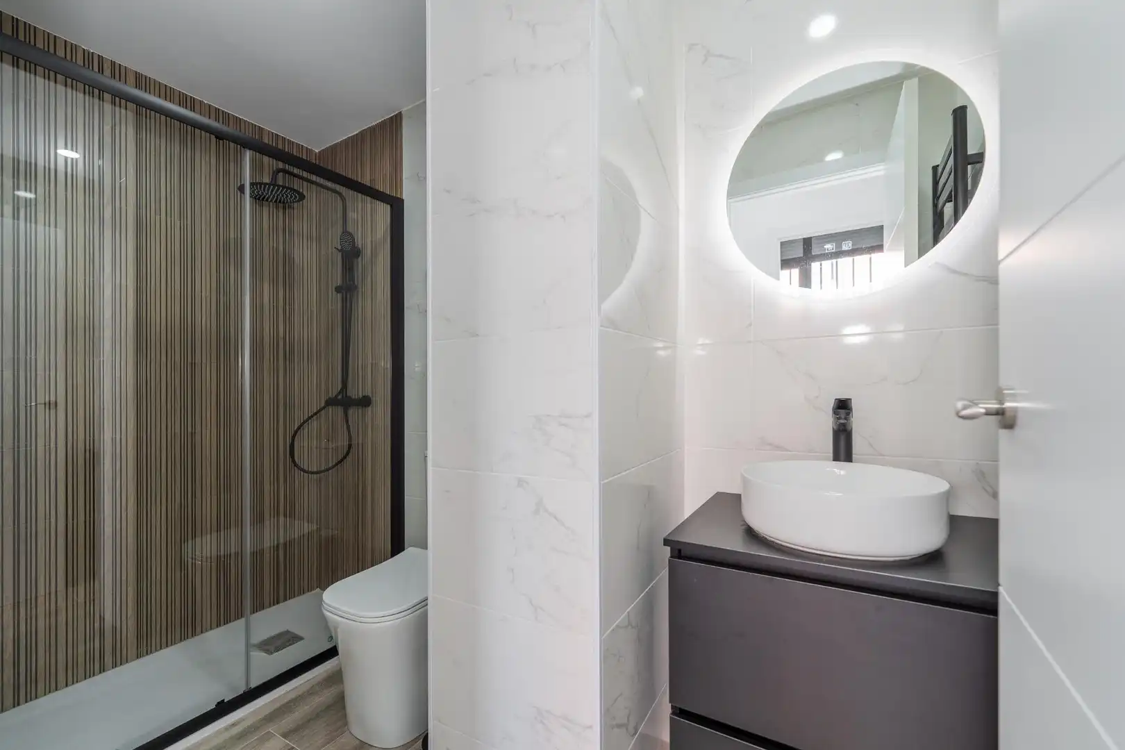 Bathroom of Flat for sale in Madrid