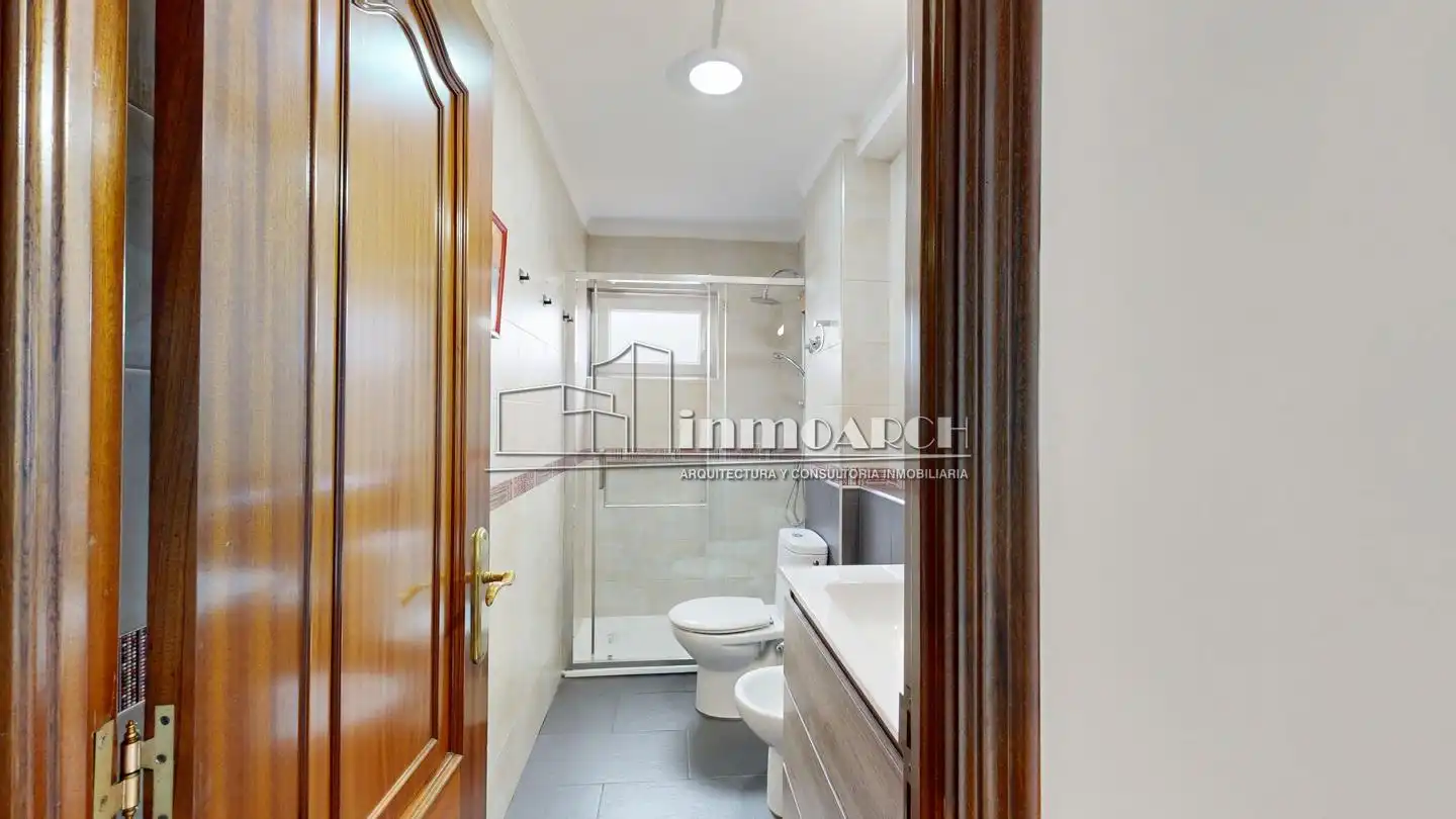 Baño de Piso de alquiler en A Coruña Capital  con Amueblado