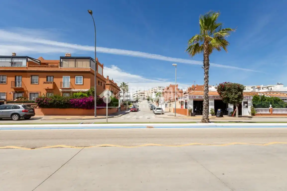 Vista exterior de Pis en venda en Vélez-Málaga amb Aire condicionat, Terrassa i Piscina comunitària