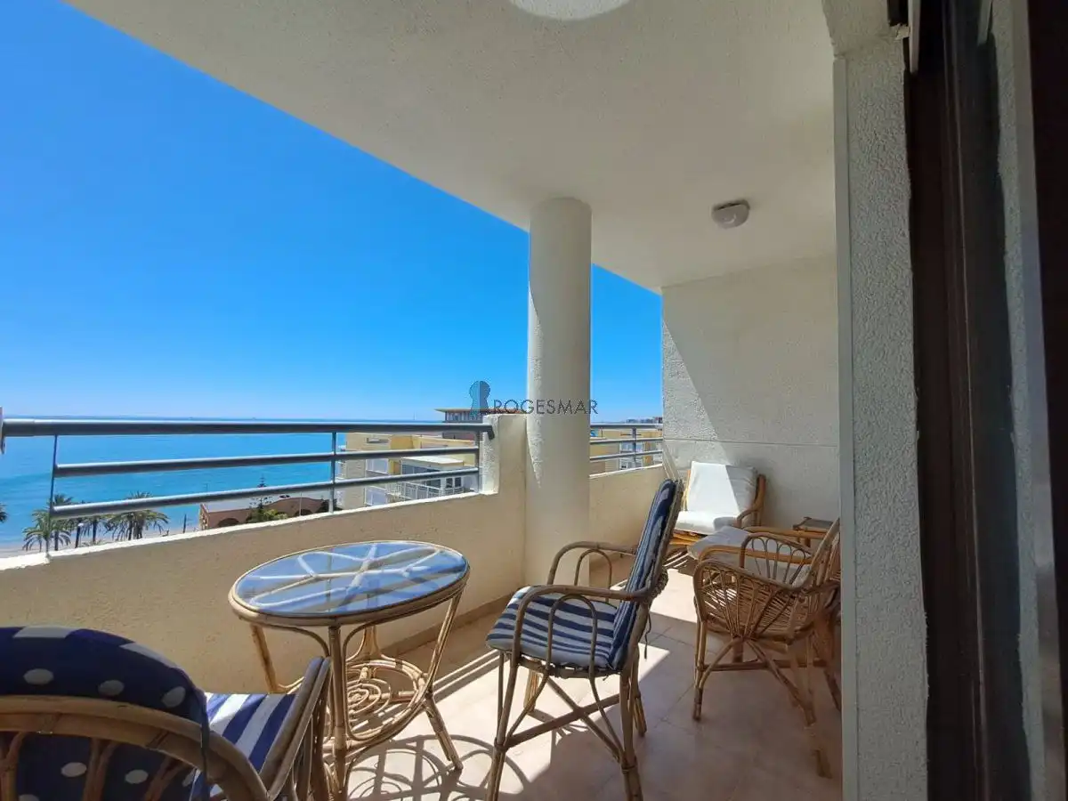 Terraza de Apartamento de alquiler en Benicasim / Benicàssim con Amueblado y Piscina comunitaria