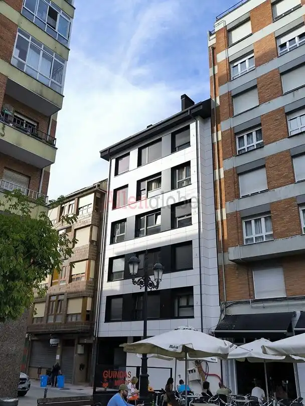 Außenansicht von Wohnungen zur Miete in Oviedo  mit Heizung