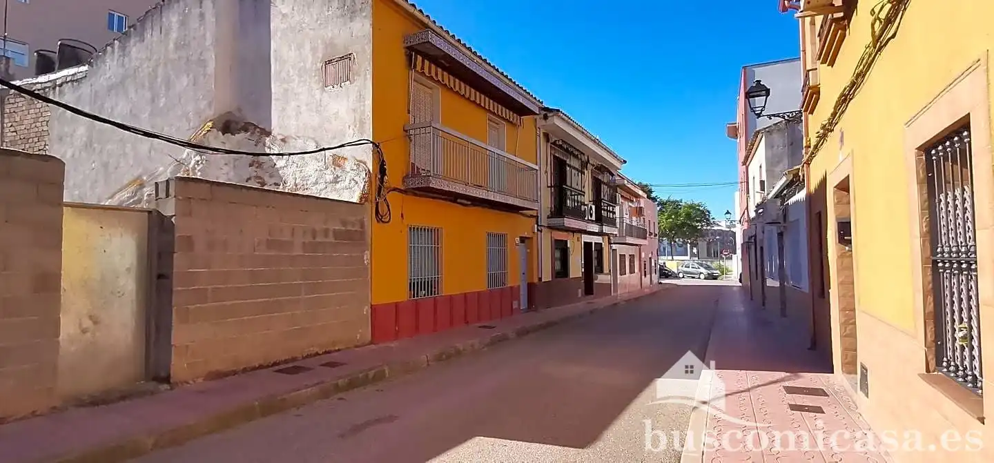 Vista exterior de Casa o xalet en venda en Linares amb Aire condicionat, Terrassa i Traster