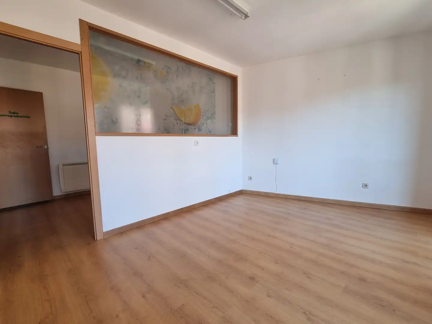 Schlafzimmer von Büro zur Miete in Soria Capital  mit Heizung und Balkon