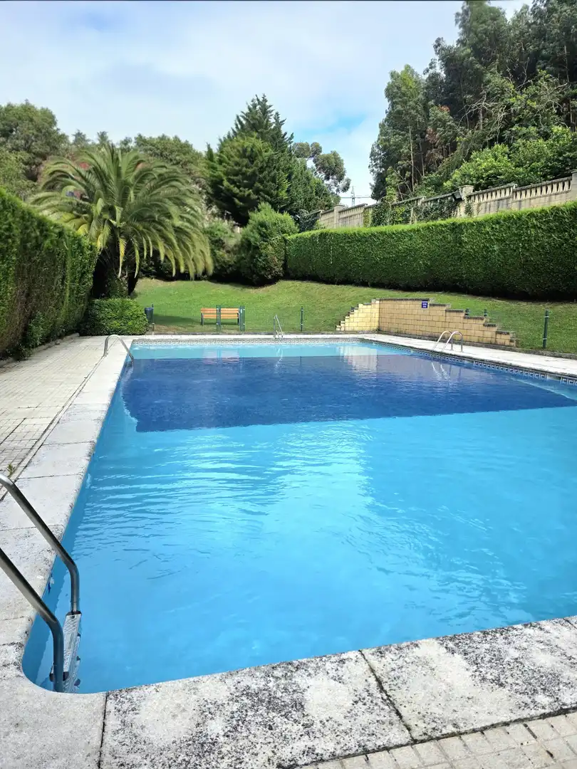 Schwimmbecken von Einfamilien-Reihenhaus zum Verkauf in Castro-Urdiales mit Heizung, Privatgarten und Parkett